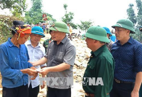 Thứ trưởng Bộ Nông nghiệp và Phát triển Nông thôn Hoàng Văn Thắng thăm hỏi, động viên, tặng quà cho hộ gia đình bị thiệt hại do mưa lũ ở thôn Tham Còn, xã Cao Bồ thuộc huyện Vị Xuyên, tỉnh Hà Giang. Ảnh: Minh Tâm-TTXVN Thứ trưởng Bộ Nông nghiệp và Phát triển Nông thôn Hoàng Văn Thắng thăm hỏi, động viên, tặng quà cho hộ gia đình bị thiệt hại do mưa lũ ở thôn Tham Còn, xã Cao Bồ thuộc huyện Vị Xuyên, tỉnh Hà Giang. Ảnh: Minh Tâm-TTXVN