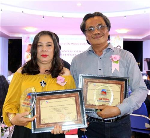 Tác giả Nguyễn Xuân Hồng (trái) nhận giải thưởng công trình nghiên cứu lý luận phê bình, giảng dạy điện ảnh và truyền hình với tên gọi “Biên kịch - đọc hiểu - viết liền”. Ảnh: Thanh Vũ - TTXVN