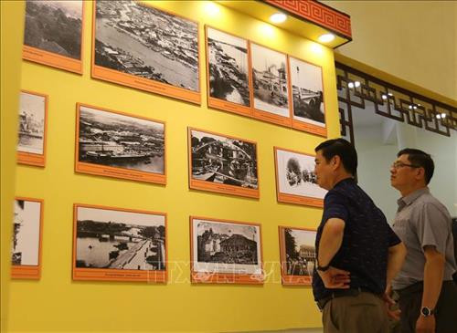 Đông đảo khách tham quan triển lãm. Ảnh: Thanh Vũ - TTXVN