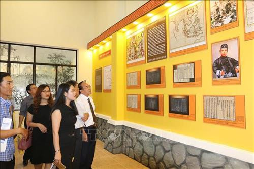 Đông đảo khách tham quan triển lãm. Ảnh: Thanh Vũ - TTXVN