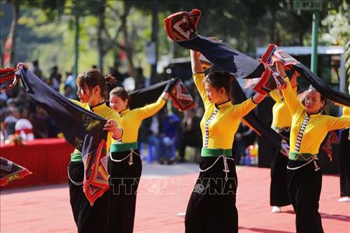 Chương trình trình diễn các tiết mục văn hóa phi vật thể tiêu biểu của dân tộc Mường tỉnh Hòa Bình. Ảnh: Trọng Đạt - TTXVN Chương trình trình diễn các tiết mục văn hóa phi vật thể tiêu biểu của dân tộc Mường tỉnh Hòa Bình. Ảnh: Trọng Đạt - TTXVN