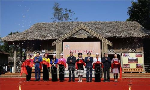 Các đại biểu cát băng Khai mạc không gian trưng bày và trình diễn di sản văn hóa phi vật thể. Ảnh: Trọng Đạt - TTXVN Các đại biểu cát băng Khai mạc không gian trưng bày và trình diễn di sản văn hóa phi vật thể. Ảnh: Trọng Đạt - TTXVN