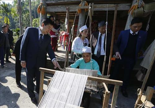 Ông Nguyễn Văn Chương, Phó Chủ tịch UBND tỉnh Hòa Bình tham quan gia đình làm nghề truyền thống dệt thổ cẩm. Ảnh: Trọng Đạt - TTXVN Ông Nguyễn Văn Chương, Phó Chủ tịch UBND tỉnh Hòa Bình tham quan gia đình làm nghề truyền thống dệt thổ cẩm. Ảnh: Trọng Đạt - TTXVN