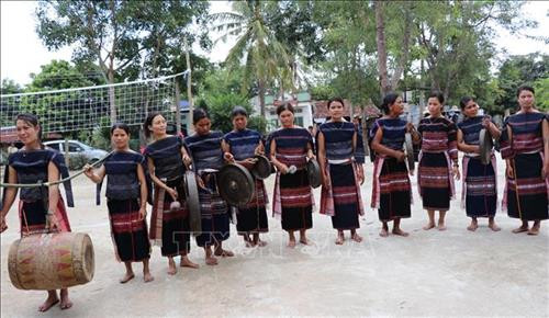 Đội cồng chiêng nữ hiếm hoi của huyện Kbang, tỉnh Gia Lai tập luyện cho Festival. Ảnh: Hồng Điệp - TTXVN. Đội cồng chiêng nữ hiếm hoi của huyện Kbang, tỉnh Gia Lai tập luyện cho Festival. Ảnh: Hồng Điệp - TTXVN.