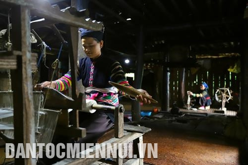 Mô hình du lịch cộng đồng ở xóm Phia Thắp, xã Quốc Dân, huyện Quảng Uyên thu hút khách thập phương. Ảnh: An Thành Đạt Nghề dệt vải thổ cẩm truyền thống của người Lô Lô. Ảnh: An Thành Đạt