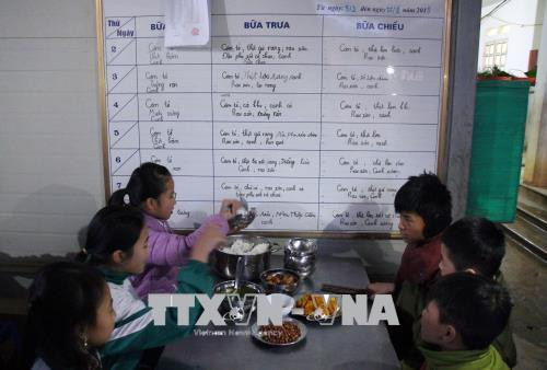 Thực đơn cho học sinh liên tục được thay đổi, bổ sung các chất dinh dưỡng, thức ăn ấm nóng và giàu năng lượng. Ảnh: Diệp Anh - TTXVN Thực đơn cho học sinh liên tục được thay đổi, bổ sung các chất dinh dưỡng, thức ăn ấm nóng và giàu năng lượng. Ảnh: Diệp Anh - TTXVN