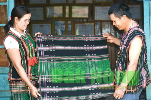 Mỗi bộ trang phục và hoa văn trên đó là nghệ thuật trang trí đặc sắc riêng biệt, thể hiện quan niệm tâm linh, nhận thức và ước vọng cuộc sống.