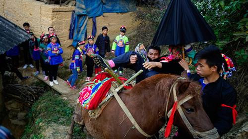 Nhà trai mổ lợn, chuẩn bị mang 100kg thịt đến nhà gái - Ảnh: Ngọc Bằng Bên nhà trai chuẩn bị cơm nước - Ảnh: Ngọc Bằng Nhà trai đưa đồ lễ gồm 6 người mang rượu thịt để nhà gái tổ chức lễ cưới mời anh em họ hàng trong làng tới dự đám cưới - Ảnh: Ngọc Bằng Phong tục té nước của nhà gái vào đoàn nhà trai với mong muốn hai vợ chồng hạnh phúc - Ảnh: Ngọc Bằng Nhà trai bàn giao rượu và thịt lợn cho nhà gái - Ảnh: Ngọc Bằng Ngày thứ hai, đoàn nhà trai mang lễ vật đến và dự cưới bên nhà gái - Ảnh: Ngọc Bằng Đoàn nhà gái té nước làm lễ cho nhà trai - Ảnh: Ngọc Bằng Họ hàng ăn uống vui vẻ - Ảnh: Ngọc Bằng Giao lễ vật - Ảnh: Ngọc Bằng Thầy cúng làm lễ - Ảnh: Ngọc Bằng Chuẩn bị trang phục cho cô dâu - Ảnh: Ngọc Bằng Cô dâu được bế lên ngựa để về nhà trai - Ảnh: Ngọc Bằng Chú rể quỳ làm lễ khi hai vợ chồng về nhà trai - Ảnh: Ngọc Bằng Chú rể cởi khăn bịt mặt cho cô dâu - Ảnh: Ngọc Bằng Đám cưới tổ chức tại nhà trai rất vui vẻ - Ảnh: Ngọc Bằng