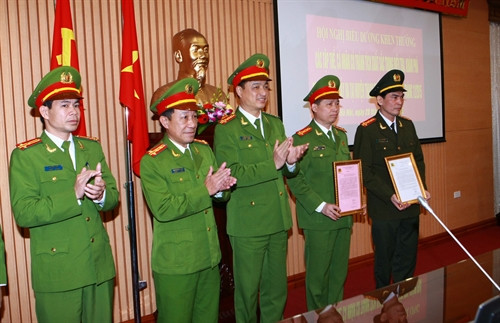 Lãnh đạo Công an TP. Hà Nội khen thưởng các tập thể, cá nhân xuất sắc khám phá 2 vụ trọng án ở Thạch Thất và Sơn Tây. Ảnh: TTXVN Lãnh đạo Công an TP. Hà Nội khen thưởng các tập thể, cá nhân xuất sắc khám phá 2 vụ trọng án ở Thạch Thất và Sơn Tây. Ảnh: TTXVN