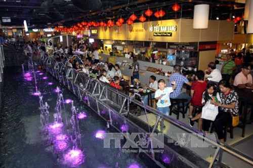 Khách hàng tham quan, mua sắm tại Chợ ẩm thực và mua sắm hiện đại Sense Market. Ảnh: Thanh Vũ - TTXVN