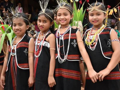 Những bé gái Cơ-tu duyên dáng trong bộ váy áo thời trang. Những bé gái Cơ-tu duyên dáng trong bộ váy áo thời trang.