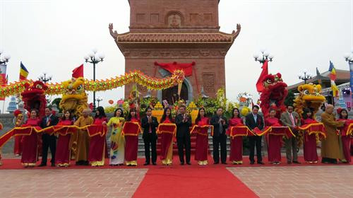 Các đại biểu cắt băng khánh thành công trình. Ảnh: TTXVN phát Các đại biểu cắt băng khánh thành công trình. Ảnh: TTXVN phát