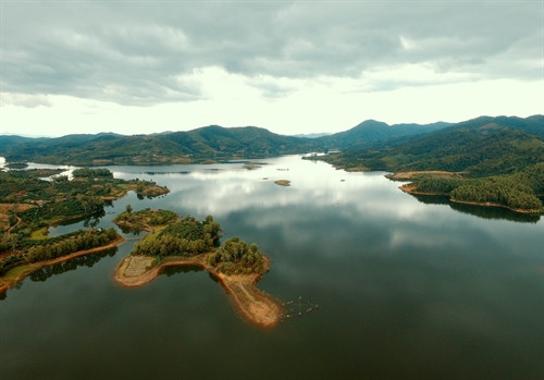 Vẻ đẹp của trời, mây, non, nước hòa quyện làm một khiến cảnh quan nơi đây rất thơ mộng, quyến rũ, chẳng khác nào một vịnh Hạ Long thu nhỏ.