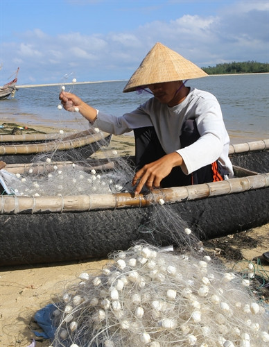 Ngư dân xã Vinh Hiền, huyện Phú Lộc đầu tư mua ngư lưới, tiếp tục với nghề truyền thống. Ảnh: Hồ Cầu-TTXVN Ngư dân xã Vinh Hiền, huyện Phú Lộc đầu tư mua ngư lưới, tiếp tục với nghề truyền thống. Ảnh: Hồ Cầu-TTXVN