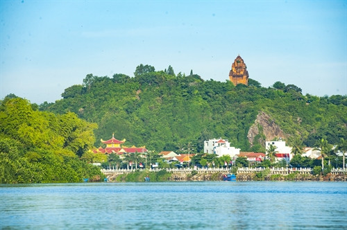 Tháp Nhạn nằm bên bờ bắc sông Đà Rằng, thuộc thành phố Tuy Hòa, tỉnh Phú Yên. Tháp là nơi thờ phụng thần linh của người Chăm cổ. Tháp Nhạn nằm bên bờ bắc sông Đà Rằng, thuộc thành phố Tuy Hòa, tỉnh Phú Yên. Tháp là nơi thờ phụng thần linh của người Chăm cổ.