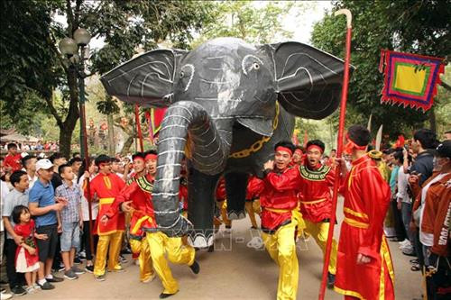 Lễ rước cỏ voi của người dân thôn Xuân Tảo, xã Xuân Giang. Ảnh: Quang Quyết - TTXVN Người dân xin lộc hoa tre trong ngày hội cầu mong một năm sức khỏe, may mắn…Ảnh: Quang Quyết - TTXVN Lễ rước cỏ voi của người dân thôn Xuân Tảo, xã Xuân Giang. Ảnh: Quang Quyết - TTXVN Lễ rước trầu cau của người dân thôn Đan Tảo, xã Tân Minh. Ảnh: Quang Quyết - TTXVN Nghi thức rước vị nữ tướng tại Lễ hội đền Sóc năm 2019. Ảnh: Quang Quyết - TTXVN Lễ rước ngà voi của người dân thôn Đức Hậu, xã Đức Hòa. Ảnh: Quang Quyết - TTXVN Quang cảnh Lễ khai hội đền Sóc năm 2019. Ảnh: Quang Quyết - TTXVN Đông đảo du khách thập phương về dự lễ khai hội đền Sóc năm 2019. Ảnh: Quang Quyết - TTXVN Lễ rước voi chiến của người dân thôn Dược Thượng, xã Tiên Dược. Ảnh: Quang Quyết - TTXVN Lễ rước cầu húc của người dân thôn Xuân Dục, xã Tân Minh. Ảnh: Quang Quyết - TTXVN Lễ rước cỏ voi của người dân thôn Xuân Tảo, xã Xuân Giang. Ảnh: Quang Quyết - TTXVN Người dân xin lộc hoa tre trong ngày hội cầu mong một năm sức khỏe, may mắn…Ảnh: Quang Quyết - TTXVN Lễ rước cỏ voi của người dân thôn Xuân Tảo, xã Xuân Giang. Ảnh: Quang Quyết - TTXVN Lễ rước trầu cau của người dân thôn Đan Tảo, xã Tân Minh. Ảnh: Quang Quyết - TTXVN Nghi thức rước vị nữ tướng tại Lễ hội đền Sóc năm 2019. Ảnh: Quang Quyết - TTXVN Lễ rước ngà voi của người dân thôn Đức Hậu, xã Đức Hòa. Ảnh: Quang Quyết - TTXVN Quang cảnh Lễ khai hội đền Sóc năm 2019. Ảnh: Quang Quyết - TTXVN Đông đảo du khách thập phương về dự lễ khai hội đền Sóc năm 2019. Ảnh: Quang Quyết - TTXVN Lễ rước voi chiến của người dân thôn Dược Thượng, xã Tiên Dược. Ảnh: Quang Quyết - TTXVN Lễ rước cầu húc của người dân thôn Xuân Dục, xã Tân Minh. Ảnh: Quang Quyết - TTXVN