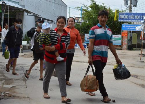 Người dân cửa biển Rạch Gốc, huyện Ngọc Hiển di dời đến nơi an toàn. Ảnh: Huỳnh Thế Anh - TTXVN Người dân cửa biển Rạch Gốc, huyện Ngọc Hiển di dời đến nơi an toàn. Ảnh: Huỳnh Thế Anh - TTXVN