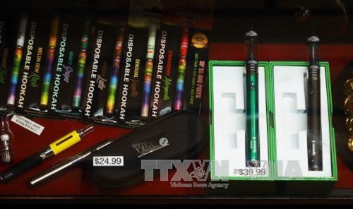 Ảnh (tư liệu): Thuốc lá điện tử được bày bán tại một cửa hàng ở New York (Mỹ) ngày 17/4. EPA/TTXVN Ảnh (tư liệu): Thuốc lá điện tử được bày bán tại một cửa hàng ở New York (Mỹ) ngày 17/4. EPA/TTXVN
