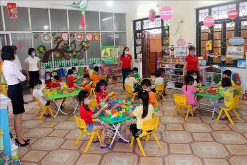 Học sinh trường mầm non Hoa Sen, thành phố Phủ Lý (Hà Nam) thực hiện giãn cách trong ngày đầu tiên trở lại trường. Ảnh: Đại Nghĩa - TTXVN