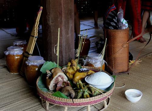 Lễ vật dâng cúng. Lễ vật dâng cúng.