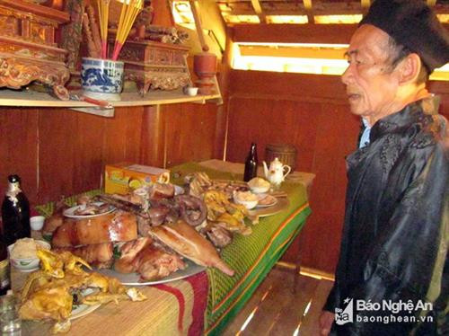 Người thái được cho là có nguồn gốc từ người Kinh ở Chi Khê - Con Cuông cúng rằm tháng Bảy. Ảnh: Hữu Vi Người thái được cho là có nguồn gốc từ người Kinh ở Chi Khê - Con Cuông cúng rằm tháng Bảy. Ảnh: Hữu Vi