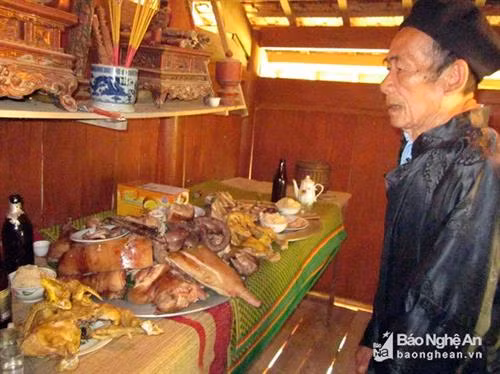 Người thái được cho là có nguồn gốc từ người Kinh ở Chi Khê - Con Cuông cúng rằm tháng Bảy. Ảnh: Hữu Vi