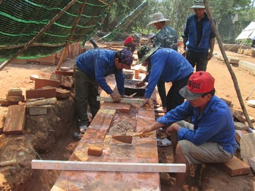 Trùng tu đoạn đường dẫn mới được phát hiện dưới sự giám sát của chuyên gia Ấn Độ.
