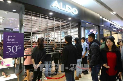 Gian hàng Aldo tại trung tâm thương mại Vincom phải hạ cửa ko tiếp khách do quá đông. Ảnh: Thành Đạt – TTXVN