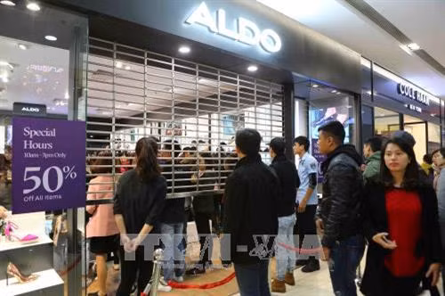 Gian hàng Aldo tại trung tâm thương mại Vincom phải hạ cửa ko tiếp khách do quá đông. Ảnh: Thành Đạt – TTXVN Gian hàng Aldo tại trung tâm thương mại Vincom phải hạ cửa ko tiếp khách do quá đông. Ảnh: Thành Đạt – TTXVN