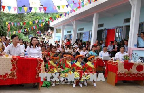Lễ bàn giao điểm trường mầm non bản Căn Câu 2 diễn ra ngày 19/8/2018 tại chính ngôi trường mới. Ảnh: Việt Hoàng – TTXVN Lễ bàn giao điểm trường mầm non bản Căn Câu 2 diễn ra ngày 19/8/2018 tại chính ngôi trường mới. Ảnh: Việt Hoàng – TTXVN