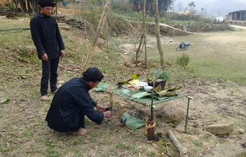 Từ ngày mùng 8 tháng Giêng, người Hà Nhì đen ở thôn Lao Chải 1 đã mổ gà, mổ chó làm lễ căng dây cấm bản trong 5 ngày để thực hiện lễ Gà Ma Do. Rạng sáng mùng 9 tháng Giêng, các gia đình làm cơm cúng tổ tiên ở bàn thờ gia tiên. Một người cao tuổi trong thôn được lựa chọn mang lửa đến đầu nguồn nước của bản để nổi lửa đun nước. Mỗi gia đình cử một nam thanh niên mang một thanh củi đến góp và tham gia lễ cúng đầu nguồn nước. Mọi người cùng thu gom rác, dọn vệ sinh, làm sạch khu vực có nguồn nước của bản. Thầy cúng mổ một đôi gà trống mái làm lễ hiến tế Thần Nước. Các lễ vật gồm thịt gà, thịt lợn, chè gừng, rau, rượu… được đặt lên bàn thờ đá. Hai thầy cúng làm lễ cúng thể hiện sự thành kính, tri ân Thần Nước, cầu mong vị thần ban cho thôn những điều tốt đẹp. Sau lễ cúng Thần Nước, thầy cúng là người đầu tiên được phép lấy nước để mang đi làm lễ cúng Thần Rừng tại rừng cấm của thôn. Đại diện các gia đình khấn vái trước bàn thờ đá với tâm nguyện bảo vệ nguồn nước của thôn. Từ ngày mùng 8 tháng Giêng, người Hà Nhì đen ở thôn Lao Chải 1 đã mổ gà, mổ chó làm lễ căng dây cấm bản trong 5 ngày để thực hiện lễ Gà Ma Do. Rạng sáng mùng 9 tháng Giêng, các gia đình làm cơm cúng tổ tiên ở bàn thờ gia tiên. Một người cao tuổi trong thôn được lựa chọn mang lửa đến đầu nguồn nước của bản để nổi lửa đun nước. Mỗi gia đình cử một nam thanh niên mang một thanh củi đến góp và tham gia lễ cúng đầu nguồn nước. Mọi người cùng thu gom rác, dọn vệ sinh, làm sạch khu vực có nguồn nước của bản. Thầy cúng mổ một đôi gà trống mái làm lễ hiến tế Thần Nước. Các lễ vật gồm thịt gà, thịt lợn, chè gừng, rau, rượu… được đặt lên bàn thờ đá. Hai thầy cúng làm lễ cúng thể hiện sự thành kính, tri ân Thần Nước, cầu mong vị thần ban cho thôn những điều tốt đẹp. Sau lễ cúng Thần Nước, thầy cúng là người đầu tiên được phép lấy nước để mang đi làm lễ cúng Thần Rừng tại rừng cấm của thôn. Đại diện các gia đình khấn vái trước bàn thờ đá với tâm nguyện bảo vệ nguồn nước của thôn.