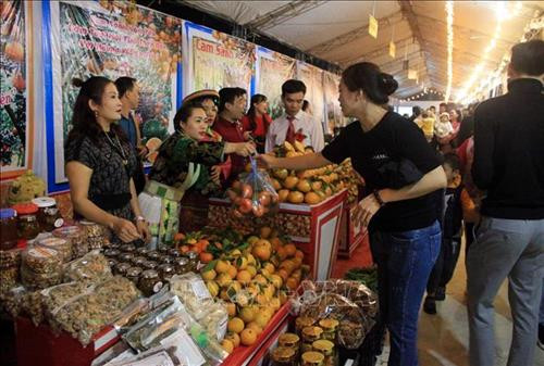 Người dân mua cam tại Hội chợ. Ảnh: Quang Cường – TTXVN Người dân mua cam tại Hội chợ. Ảnh: Quang Cường – TTXVN