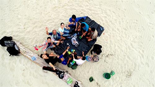 Sau khi phát hiện cồn cát, một số khách đến vui chơi ở cồn cát này. Ảnh: Minh Hải Sau khi phát hiện cồn cát, một số khách đến vui chơi ở cồn cát này. Ảnh: Minh Hải