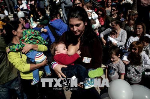 Các bà mẹ cho con bú tại Athens, Hy Lạp. AFP/TTXVN Các bà mẹ cho con bú tại Athens, Hy Lạp. AFP/TTXVN