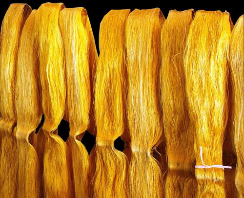 Sợi tơ thanh mảnh, mềm mại nhưng rất bền và có màu sắc tươi sáng. Ảnh: internet