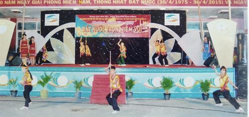 Các môn sinh của phái Thiếu Lâm Long Phi biểu diễn võ nhạc Các môn sinh của phái Thiếu Lâm Long Phi biểu diễn võ nhạc