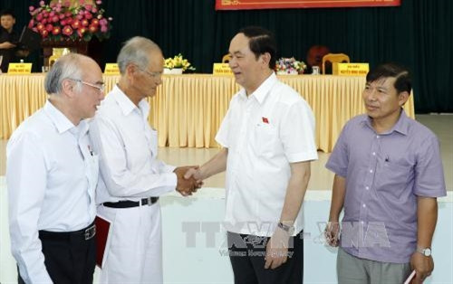 Chủ tịch nước Trần Đại Quang tiếp xúc cử tri huyện Cần Giờ. Ảnh: Nhan Sáng - TTXVN. Chủ tịch nước Trần Đại Quang tiếp xúc cử tri huyện Cần Giờ. Ảnh: Nhan Sáng - TTXVN.