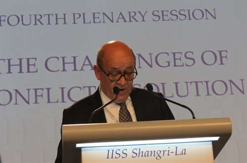 Bộ trưởng Quốc phòng Pháp Jean-Yves Le Drian tuyên bố Paris đặc biệt quan tâm đến vấn đề tự do, an toàn, an ninh hàng hải tại Biển Đông