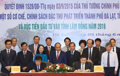 Sáng 5/6/2016, tại thành phố Đà lạt, Thủ tướng Nguyễn Xuân Phúc dự Lễ công bố Quyết định 1528/QĐ-TTg ngày 03/9/2015 của Thủ tướng Chính phủ về một số cơ chế chính sách đặc thù phát triển thành phố Đà Lạt và xúc tiến đầu tư vào tỉnh Lâm Đồng năm 2016. Trong ảnh: Thủ tướng Nguyễn Xuân Phúc chứng kiến các lễ ký hợp tác đầu tư. Ảnh: Thống Nhất-TTXVN