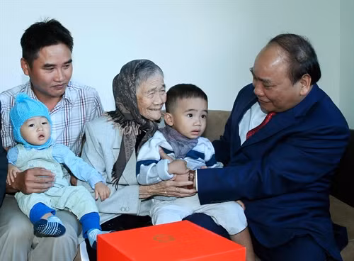 Tiếp tục chương trình thăm, làm việc tại tỉnh Lâm Đồng, sáng 5/6/2016,tại thành phố Đà Lạt, Thủ tướng Nguyễn Xuân Phúc đến thăm và tặng quà Mẹ Việt nam Anh hùng Phạm Thị Tiệu . Ảnh : Thống Nhất-TTXVN