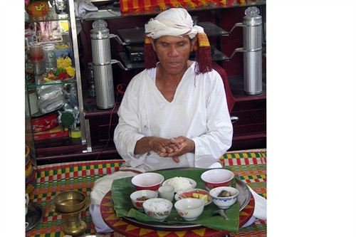 Chuẩn bị mâm lễ dâng cúng ông bà tổ tiên ngày Tết. Ảnh: Công Thử- TTXVN