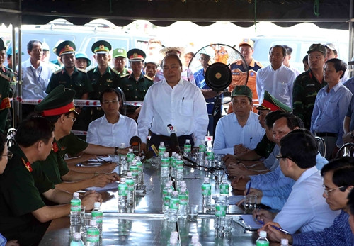 Thủ tướng Nguyễn Xuân Phúc phát biểu chỉ đạo công tác tìm kiếm cứu nạn người mất tích tại hiện trường vụ trên sông Hàn. Ảnh: Trần Lê Lâm – TTXVN