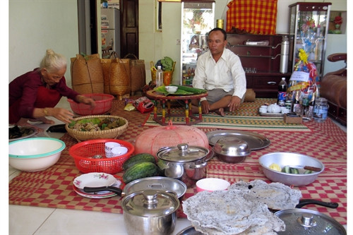 Đồng bao chuẩn bị đồ vật cúng ông bà tổ tiên ngày Tết. Ảnh: Công Thử- TTXVN