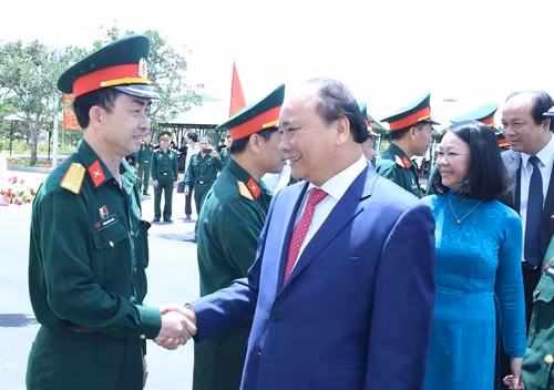 Tiếp tục chuyến thăm, làm việc tại tỉnh Lâm Đồng, sáng 5/6/2016, tại thành phố Đà Lạt, Thủ tướng Nguyễn Xuân Phúc đến thăm Học viện Lục quân. Ảnh: Thống Nhất-TTXVN