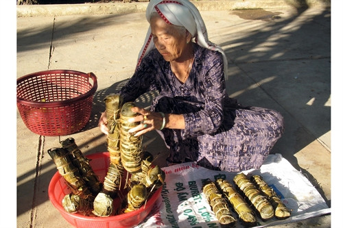 Đồng bào làm bánh Tét chuẩn bị cúng Tết. Ảnh: Công Thử- TTXVN