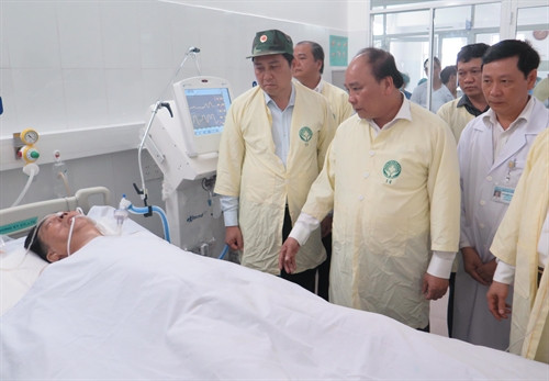 Thủ tướng thăm và tặng quà nạn nhân đang nằm điều trị tại bệnh viện Đà Nẵng. Ảnh: Văn Sơn-TTXVN