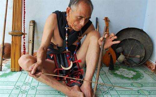 Đàn H’roa còn gọi cây đàn Abel hoặc H'ra. Ảnh: danviet.vn Đàn H’roa còn gọi cây đàn Abel hoặc H'ra. Ảnh: danviet.vn