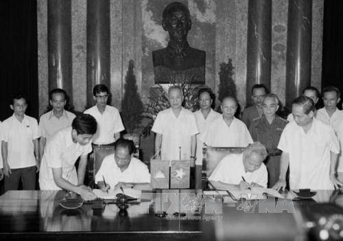 Ký tuyên bố chung Việt Nam - Campuchia, trong chuyến thăm chính thức của Chủ tịch Heng Samrin tới Việt Nam, ngày 22/8/1979. Ảnh: Tư liệu TTXVN Ký tuyên bố chung Việt Nam - Campuchia, trong chuyến thăm chính thức của Chủ tịch Heng Samrin tới Việt Nam, ngày 22/8/1979. Ảnh: Tư liệu TTXVN