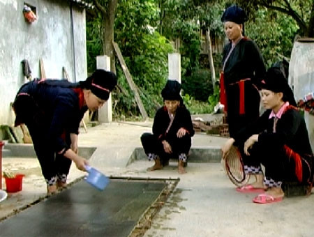 Công đoạn tráng bột giấy ra khuôn. Ảnh: Báo Yên Bái