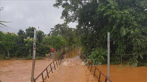 Mưa lũ làm ngập cầu tạm tại xã Quảng Tín, huyện Đắk R’Lấp, tỉnh Đắk Nông, khiến việc đi lại của người dân bị gián đoạn. Ảnh: Hưng Thịnh – TTXVN Mưa lũ làm ngập cầu tạm tại xã Quảng Tín, huyện Đắk R’Lấp, tỉnh Đắk Nông, khiến việc đi lại của người dân bị gián đoạn. Ảnh: Hưng Thịnh – TTXVN